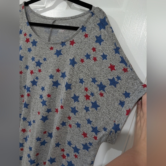 Lane Bryant Gray Star Patterned Short Sleeve Tunic in Size 22/24 (3X) - Picture 5 of 6
